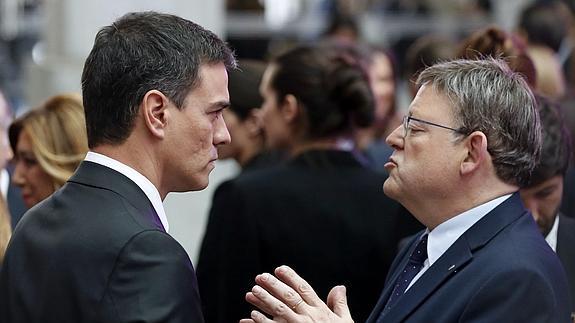 Pedro Sánchez conversa con el president de la Generalitat valenciana, Ximo Puig. 