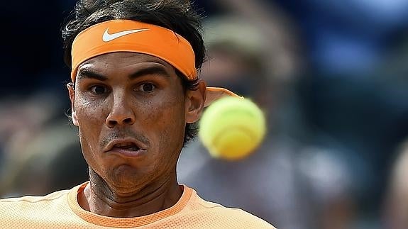 Nadal observa la pelota. 