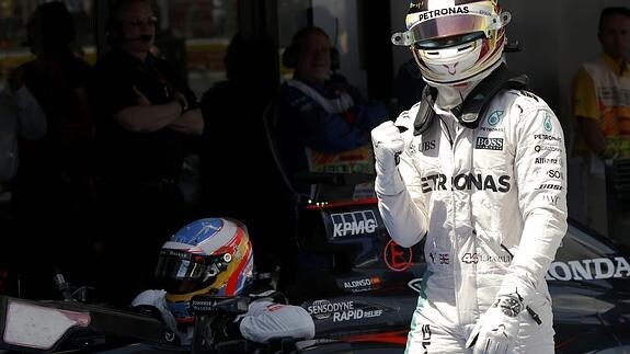 Lewis Hamilton celebra su 'pole' delante de Fernando Alonso. 