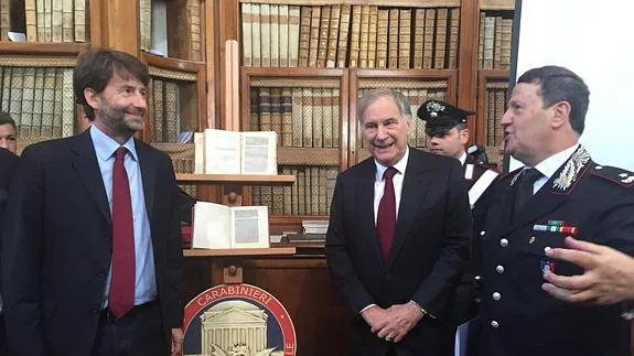 El ministro italiano de Cultura, Dario Franceschini (i), junto al embajador estadounidense en Italia, John R. Phillips (c), y el general de los carabineros Mariano Mossa.