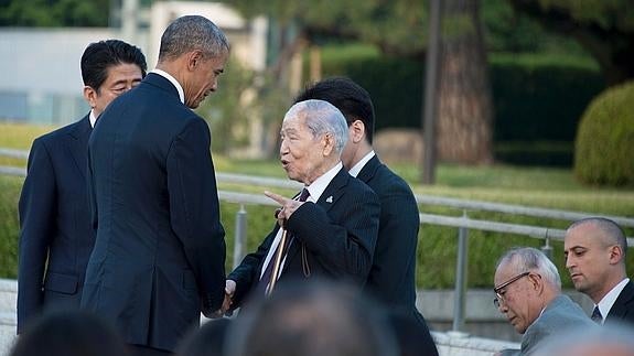 Obama habla con un superviviente del ataque. 