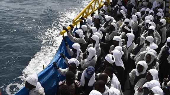 Varios inmigrantes esperan a bordo del 'Aquarius'.