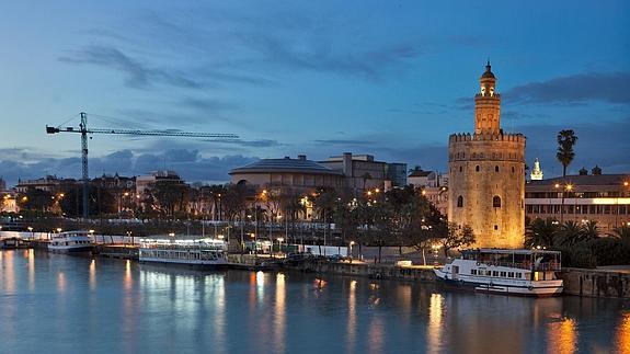 La Torre del Oro frente al Guadalquivir