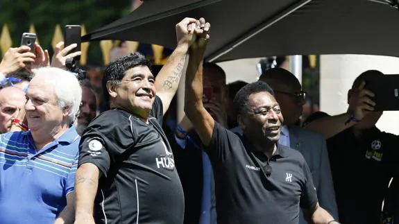 Maradona y Pelé, durante el acto publicitario. 