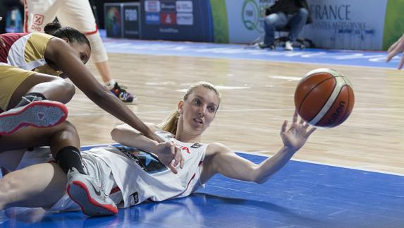 Laura Gil pasa el balón. 