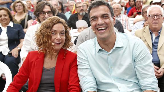 Meritxell Batet y Pedro Sánchez.