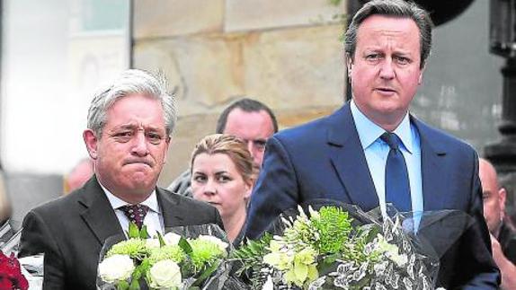 El primer ministro británico David Cameron (d), y el presidente de la Cámara de los Comunes británica, John Bercow (i) depositan flores donde asesinaron a la diputada laborista Jo Cox.