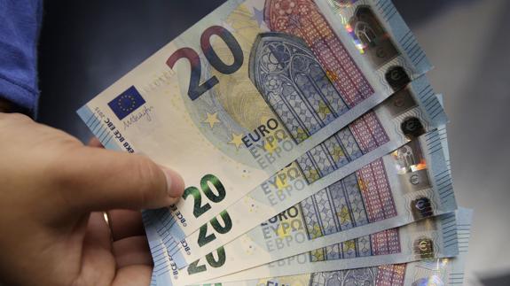 Vista de varios de los nuevos billetes de 20 euros. 