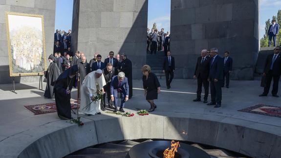 El Papa deposita flores en el Memorial de Tzitzernakaberd.