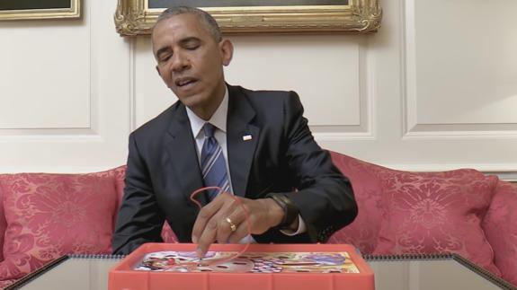 Obama, jugando al 'Operación'.