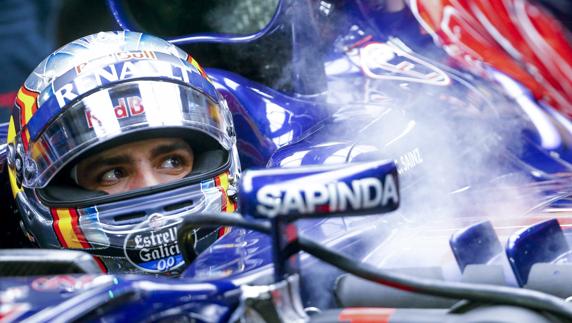 Carlos Sainz mira al exterior de su monoplaza. 