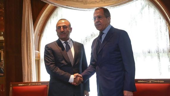 Mevlut Cavusoglu y Serguéi Lavrov, ministros de Exteriores de Turquía y Rusia.