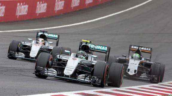 Hamilton (44) y Rosberg (6), durante la carrera. 