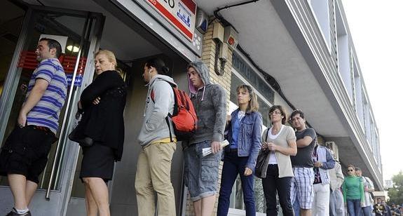 Cola a la puertas de una oficina de los Servicios Públicos de Empleo.