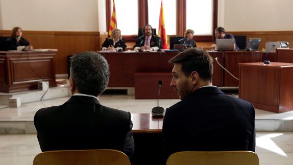 Messi (d), ante el juez. 