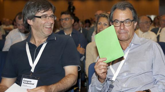 Carles Puigdemont y Artur Mas durante la sesión del XVIII Congreso de refundación de CDC.