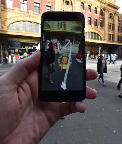 Un usuario prueba 'Pokémon GO' en Melbourne.