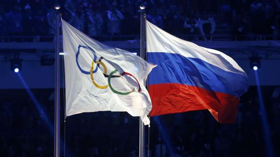 La bandera olímpica al lado de la rusa. 