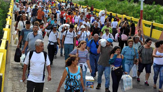 Miles de venezolanos cruzan el puente Simón Bolivar desde San Antonio de Chátira (Venezuela) a Cúcuta (Colombia).