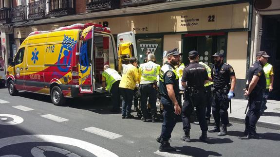 El Samur y la policía acuden al hostal.