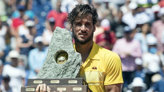 Feliciano López posa con el trofeo del torneo de Gstaad. 