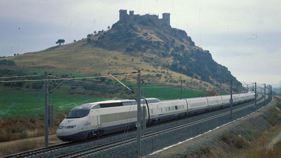 Un tren AVE, a su paso por Almodóvar del Río (Cordoba). 