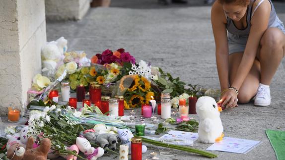 Flores y velas por las víctimas de Niza.