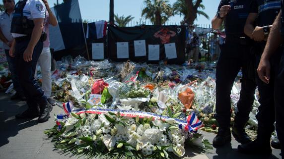 Miembros de la Policía de Niza, en un homenaje a las víctimas.