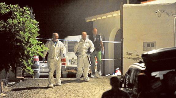 Agentes de la Guardia Civil se disponen a recoger pruebas en el lugar del suceso, anoche.