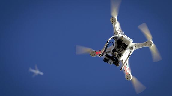 Avión volando junto a un dron.