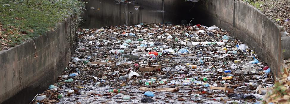 Un canal lleno de basura en Río. 