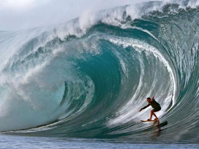 Un surfista en Teahupoo, Tahiti 