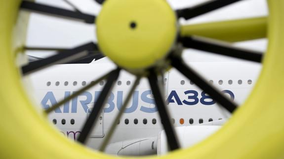 Vista de un Airbus A380 a través de un helicóptero durante la Feria Aeronáutica de Farnborough, en Londres.