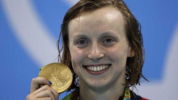 Katie Ledecky, con su medalla de oro en los 200 libres.