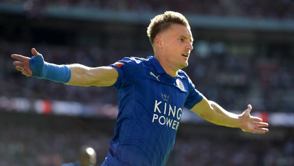 Jamie Vardy celebra un gol con el Leicester.