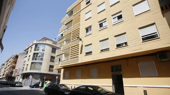 Vista general del edificio de Torrevieja donde fue encontrado ayer el cadáver de la mujer. 