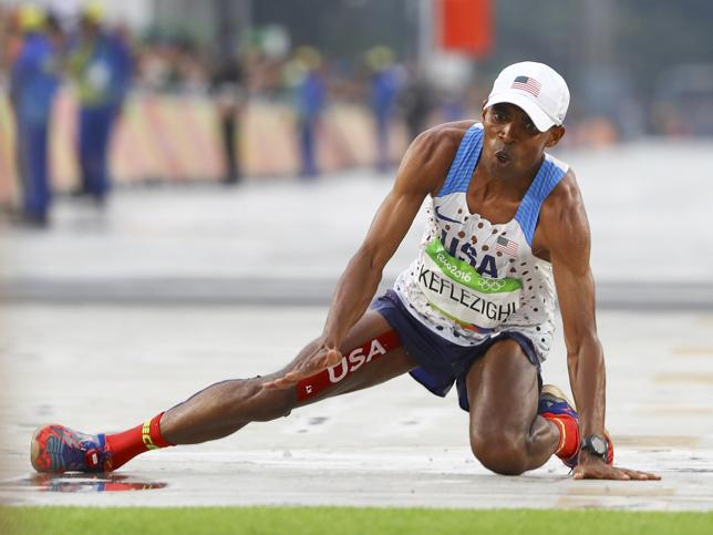 Meb Keflezighi, durante su patinazo en la línea de meta del maratón