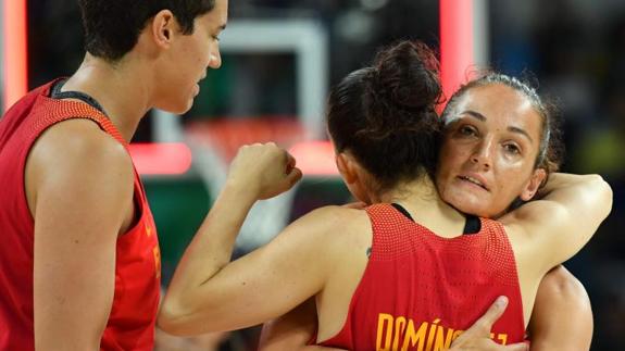 Las jugadoras españolas celebran la plata, pese a la derrota ante Estados Unidos. 