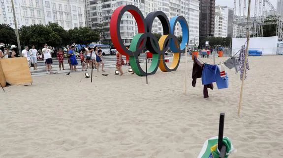 Los anillos olímpicos en una playa de Río. 