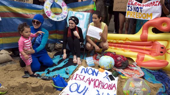 Una mujer ataviada con un "burkini" participa en una protesta bajo el lema "Lleva lo que quieras".