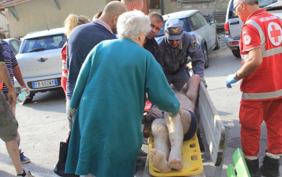 Un hombre afectado por el terremoto es atendido por los servicios de emergencias. 