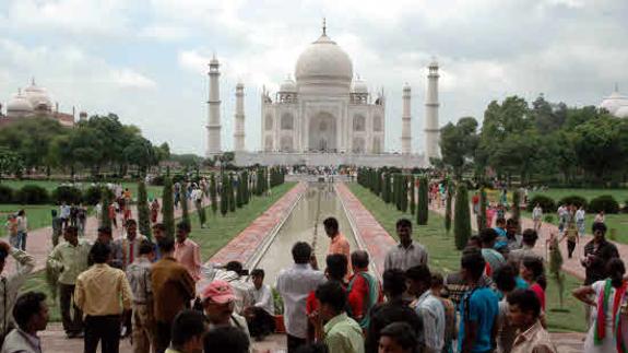 Turistas ante el Taj Mahal en Agra, India.