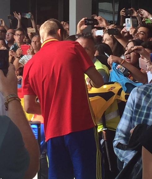 Gerard Piqué firma autógrafos a su llegada a León. 