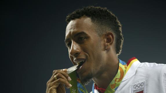 Orlando Ortega muerde su medalla de plata olímpica. 