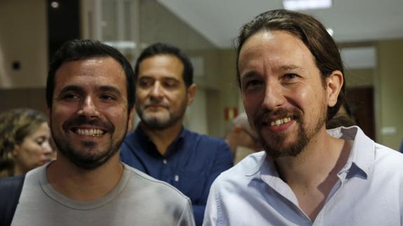 Alberto Garzón y Pablo Iglesias.