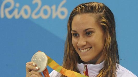 Sarai Gascón, con la medalla de plata en el podio