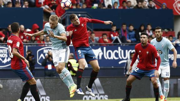 Varios jugadores, durante el partido. 