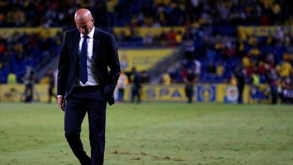 Zinedine Zidane, cabizbajo en el estadio Gran Canaria. 