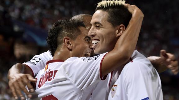 Los jugadores celebran el gol. 