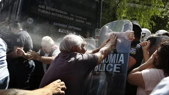 Pensionistas griegos se enfrentan a la Policía. 
